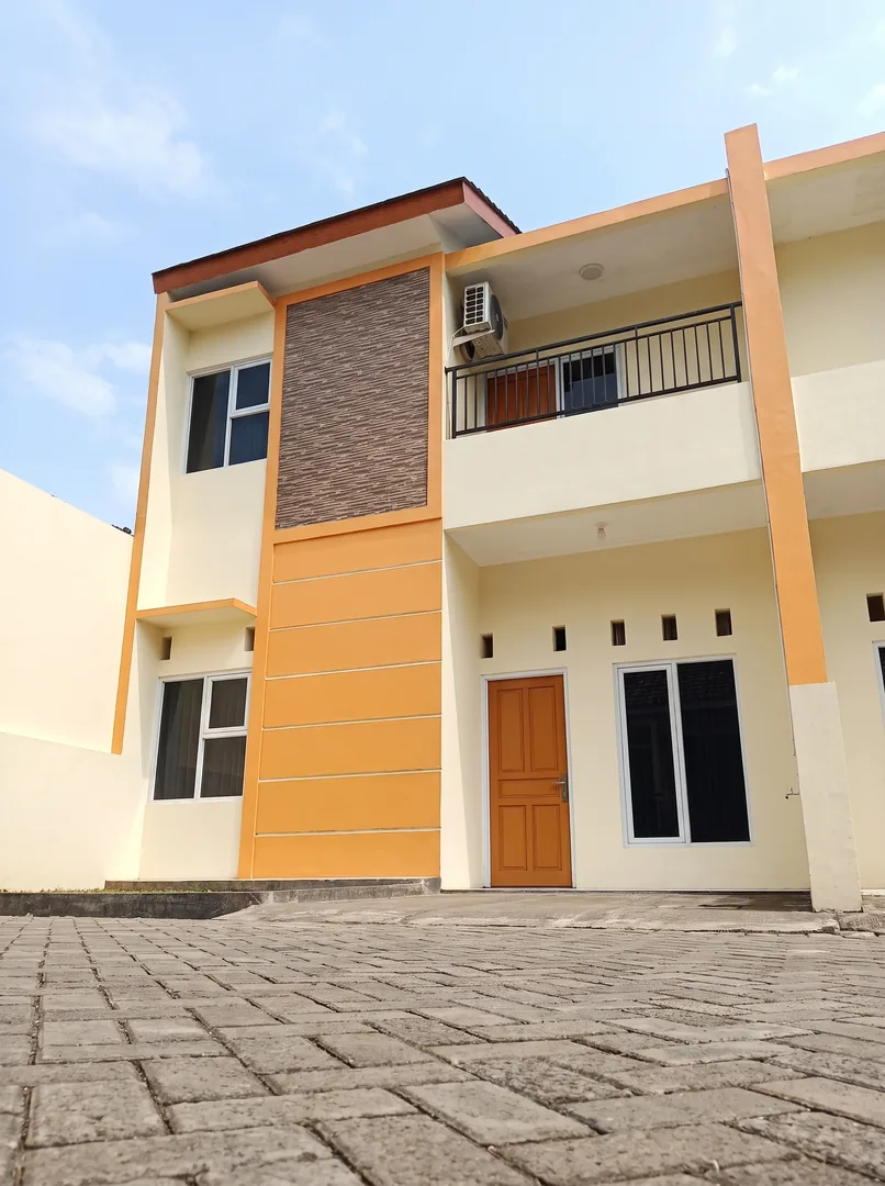 Rumah 2 lantai Tipe 50/60 Manshurin Sukabaru tampak depan sudut rendah
